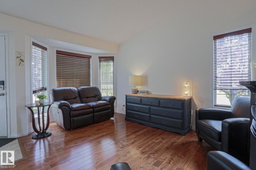 1 Leyland Way, Spruce Grove, AB - Indoor Photo Showing Living Room
