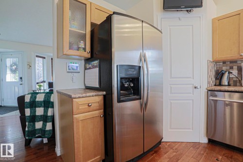 1 Leyland Way, Spruce Grove, AB - Indoor Photo Showing Kitchen