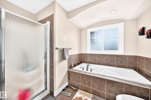 14015 146 Avenue Nw, Edmonton, AB - Indoor Photo Showing Bathroom
