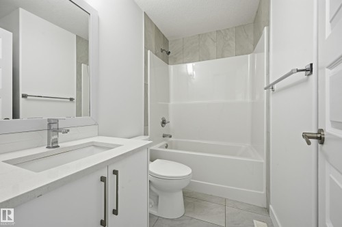7258 Chivers Place Sw, Edmonton, AB - Indoor Photo Showing Bathroom