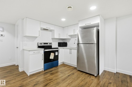 7258 Chivers Place Sw, Edmonton, AB - Indoor Photo Showing Kitchen With Stainless Steel Kitchen