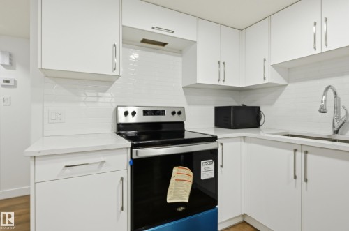 7258 Chivers Place Sw, Edmonton, AB - Indoor Photo Showing Kitchen With Upgraded Kitchen