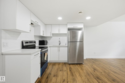7258 Chivers Place Sw, Edmonton, AB - Indoor Photo Showing Kitchen With Stainless Steel Kitchen