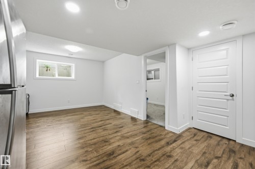 7258 Chivers Place Sw, Edmonton, AB - Indoor Photo Showing Other Room