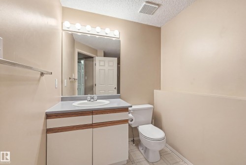2050 Tanner Wynd Nw, Edmonton, AB - Indoor Photo Showing Bathroom