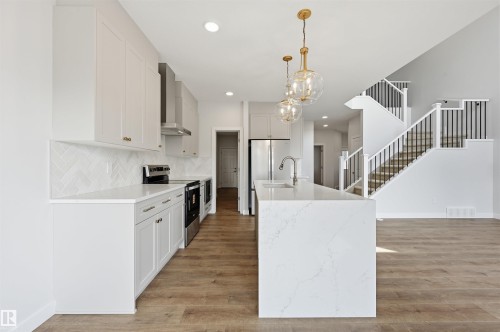 911 18 Avenue Nw, Edmonton, AB - Indoor Photo Showing Kitchen With Upgraded Kitchen
