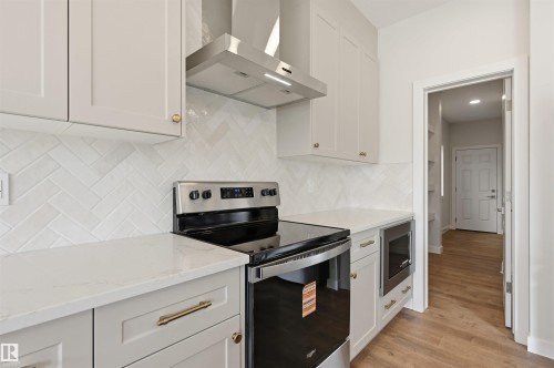 911 18 Avenue Nw, Edmonton, AB - Indoor Photo Showing Kitchen With Stainless Steel Kitchen