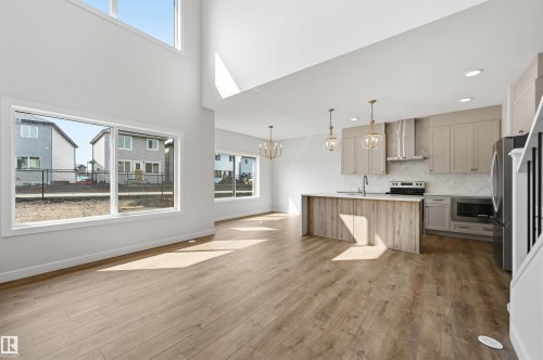 911 18 Avenue Nw, Edmonton, AB - Indoor Photo Showing Kitchen With Stainless Steel Kitchen With Upgraded Kitchen