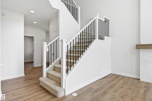 911 18 Avenue Nw, Edmonton, AB - Indoor Photo Showing Other Room