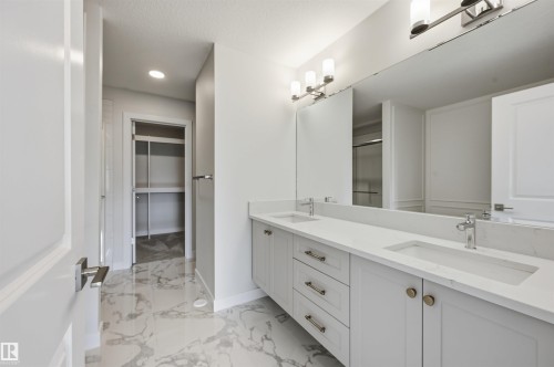 911 18 Avenue Nw, Edmonton, AB - Indoor Photo Showing Bathroom
