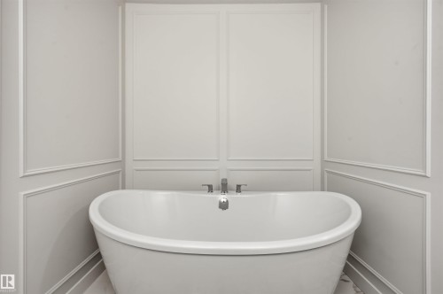 911 18 Avenue Nw, Edmonton, AB - Indoor Photo Showing Bathroom
