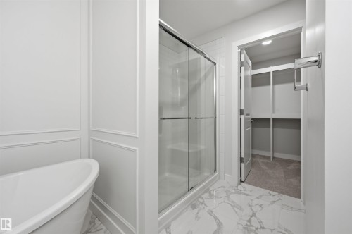 911 18 Avenue Nw, Edmonton, AB - Indoor Photo Showing Bathroom