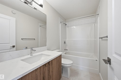 911 18 Avenue Nw, Edmonton, AB - Indoor Photo Showing Bathroom