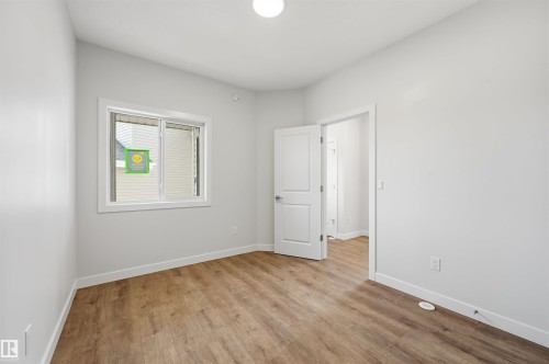 911 18 Avenue Nw, Edmonton, AB - Indoor Photo Showing Other Room