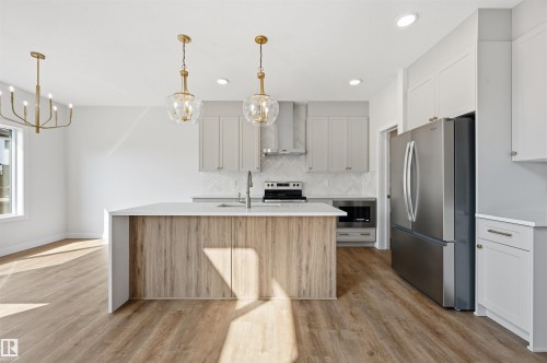 911 18 Avenue Nw, Edmonton, AB - Indoor Photo Showing Kitchen With Stainless Steel Kitchen With Upgraded Kitchen
