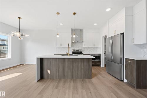 935 18 Avenue Nw, Edmonton, AB - Indoor Photo Showing Kitchen With Stainless Steel Kitchen With Upgraded Kitchen