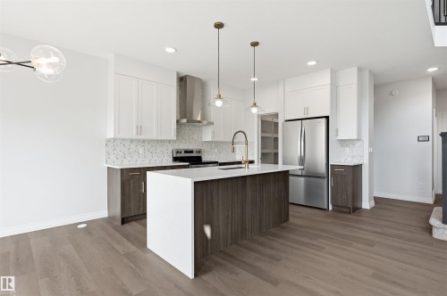 935 18 Avenue Nw, Edmonton, AB - Indoor Photo Showing Kitchen With Stainless Steel Kitchen With Upgraded Kitchen