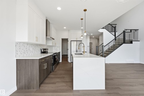 935 18 Avenue Nw, Edmonton, AB - Indoor Photo Showing Kitchen With Upgraded Kitchen