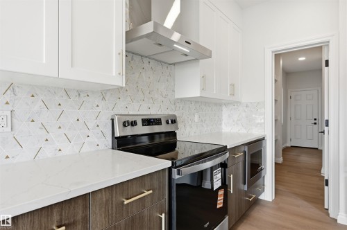 935 18 Avenue Nw, Edmonton, AB - Indoor Photo Showing Kitchen With Stainless Steel Kitchen With Upgraded Kitchen