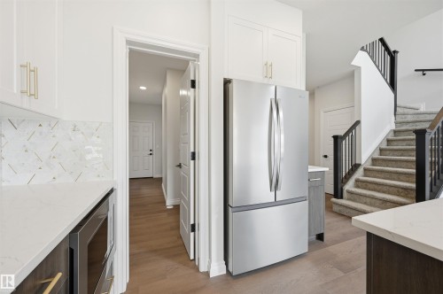 935 18 Avenue Nw, Edmonton, AB - Indoor Photo Showing Kitchen