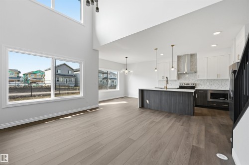 935 18 Avenue Nw, Edmonton, AB - Indoor Photo Showing Kitchen With Upgraded Kitchen
