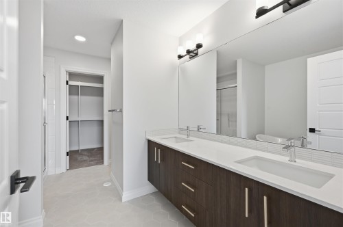 935 18 Avenue Nw, Edmonton, AB - Indoor Photo Showing Bathroom