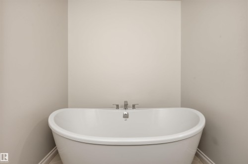 935 18 Avenue Nw, Edmonton, AB - Indoor Photo Showing Bathroom