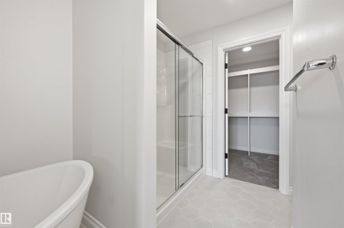 935 18 Avenue Nw, Edmonton, AB - Indoor Photo Showing Bathroom
