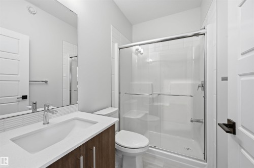 935 18 Avenue Nw, Edmonton, AB - Indoor Photo Showing Bathroom