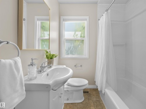 9311 75 Avenue Nw, Edmonton, AB - Indoor Photo Showing Bathroom