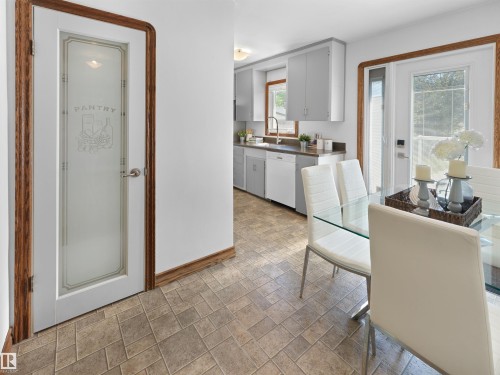 9311 75 Avenue Nw, Edmonton, AB - Indoor