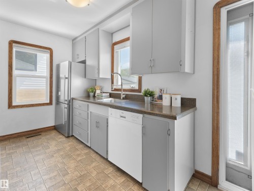 9311 75 Avenue Nw, Edmonton, AB - Indoor Photo Showing Kitchen