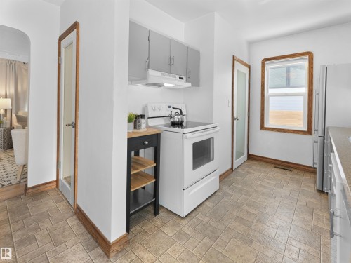 9311 75 Avenue Nw, Edmonton, AB - Indoor Photo Showing Kitchen