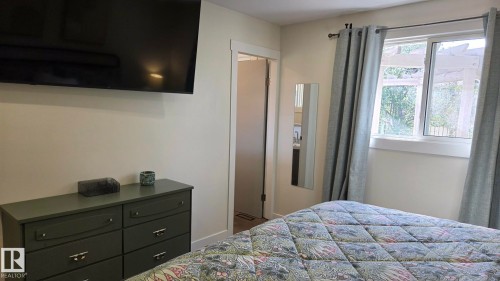3508 106A Street Nw, Edmonton, AB - Indoor Photo Showing Bedroom