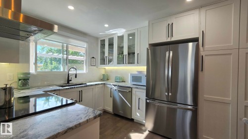 3508 106A Street Nw, Edmonton, AB - Indoor Photo Showing Kitchen With Upgraded Kitchen