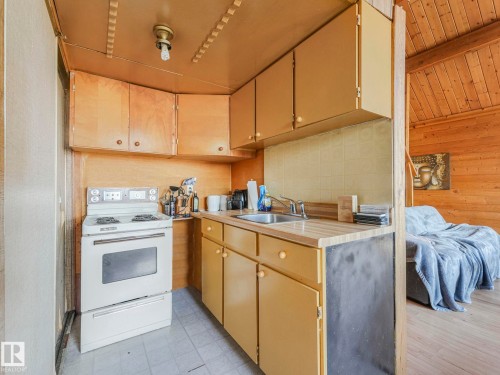 722 Blue Heron Drive, Rural Lac Ste. Anne County, AB - Indoor Photo Showing Kitchen