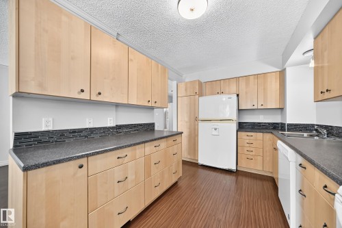 13469 40 Street Nw, Edmonton, AB - Indoor Photo Showing Kitchen