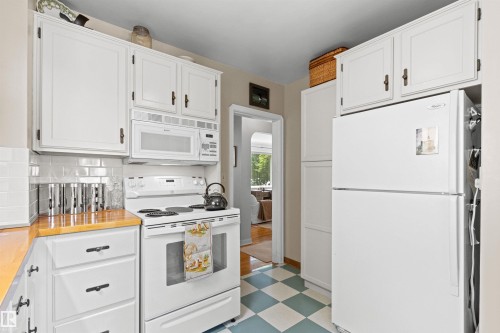 8842 89 Street Nw, Edmonton, AB - Indoor Photo Showing Kitchen