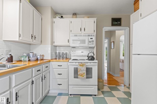 8842 89 Street Nw, Edmonton, AB - Indoor Photo Showing Kitchen
