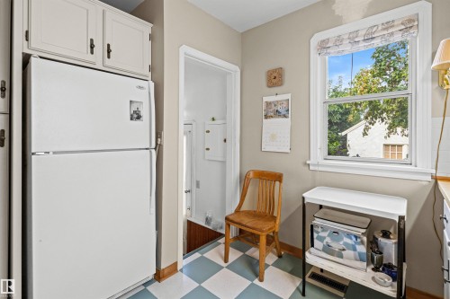 8842 89 Street Nw, Edmonton, AB - Indoor
