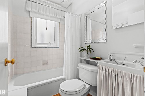 8842 89 Street Nw, Edmonton, AB - Indoor Photo Showing Bathroom