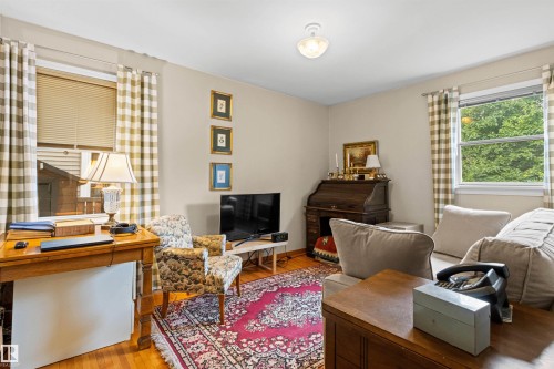 8842 89 Street Nw, Edmonton, AB - Indoor Photo Showing Living Room