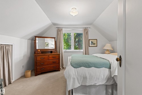 8842 89 Street Nw, Edmonton, AB - Indoor Photo Showing Bedroom