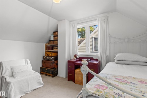 8842 89 Street Nw, Edmonton, AB - Indoor Photo Showing Bedroom