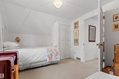 8842 89 Street Nw, Edmonton, AB - Indoor Photo Showing Bedroom