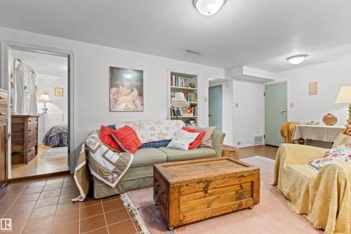 8842 89 Street Nw, Edmonton, AB - Indoor Photo Showing Living Room
