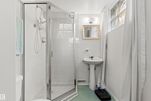 8842 89 Street Nw, Edmonton, AB - Indoor Photo Showing Bathroom