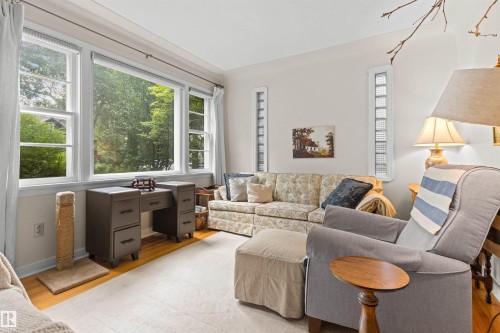 8842 89 Street Nw, Edmonton, AB - Indoor Photo Showing Living Room