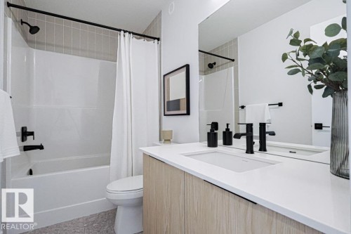 18651 19 Avenue Nw, Edmonton, AB - Indoor Photo Showing Bathroom