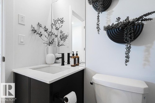 18651 19 Avenue Nw, Edmonton, AB - Indoor Photo Showing Bathroom